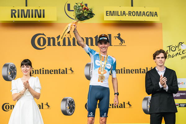 Romain Bardet on the podium on Stage 1
