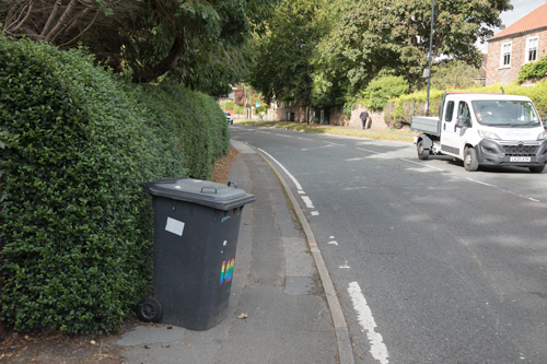 A19 Main Street, Fulford, narrow pavement