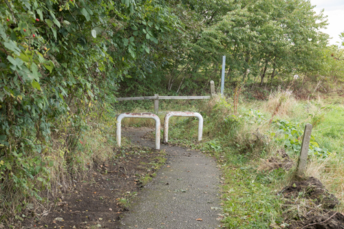 Barriers at exit from Solar System Cycleway to B1222