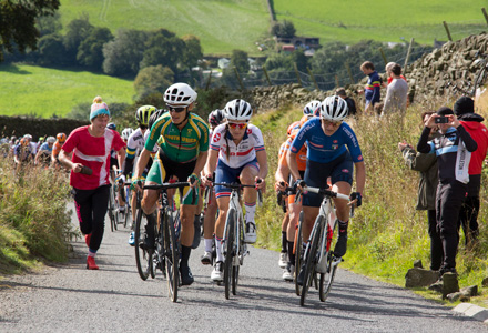 Lizzie Deignan and the peloton on Lofthouse